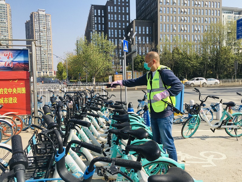 对共享单车举行消毒.jpg