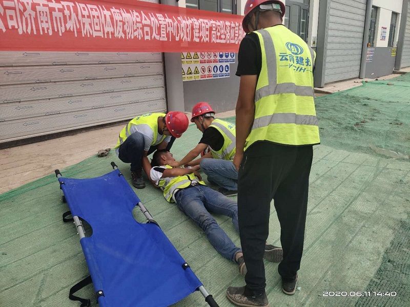 济南项目高坠演练救治受伤职员.jpg