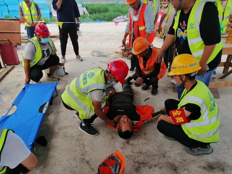德州庆云项目触电应急演练救治受伤职员.jpg