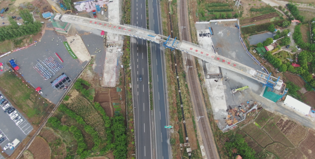 2022-04-18-海内首座！祥云财产工业园区铁路专用线茨坪村特大桥转体乐成.png