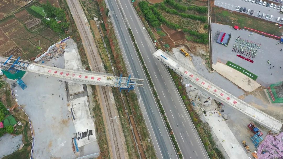 2022-04-18-海内首座！祥云财产工业园区铁路专用线茨坪村特大桥转体乐成（21号墩转体中）.jpg