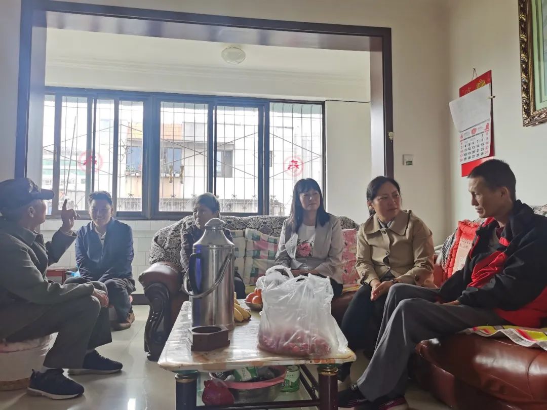 2022-04-22-郭玲走访慰问公司难题职工  （1）.jpg
