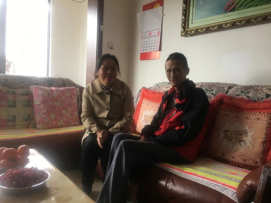 2022-04-22-郭玲走访慰问公司难题职工 （2）.jpg