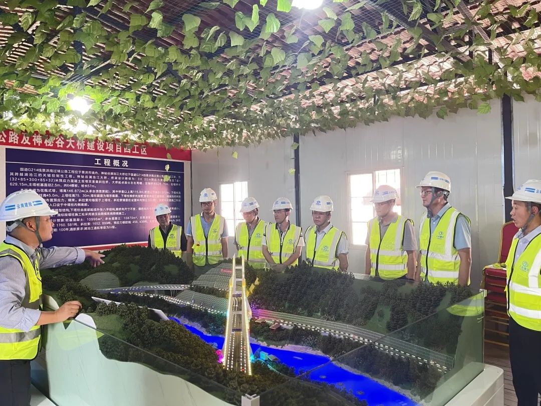 2022-04-27-吴勇带队到G214线景洪南神秘谷澜沧江大桥项目检查指导.jpg