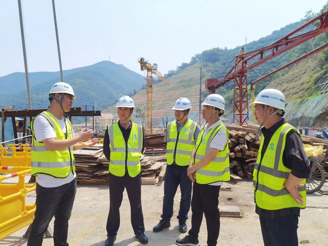 2022-4-26-金光祥带队到景洪神秘谷澜沧江特大桥项目开展清静生产检查.jpg