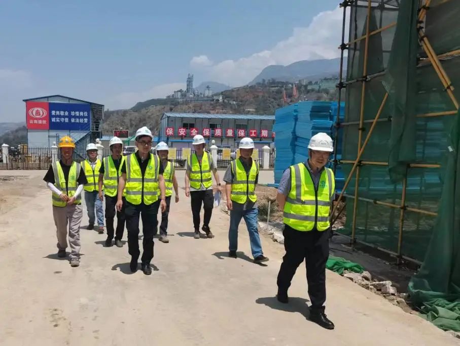 2022-04-28-李元鸿带队到巧家四中项目举行节前综合大检查.jpg