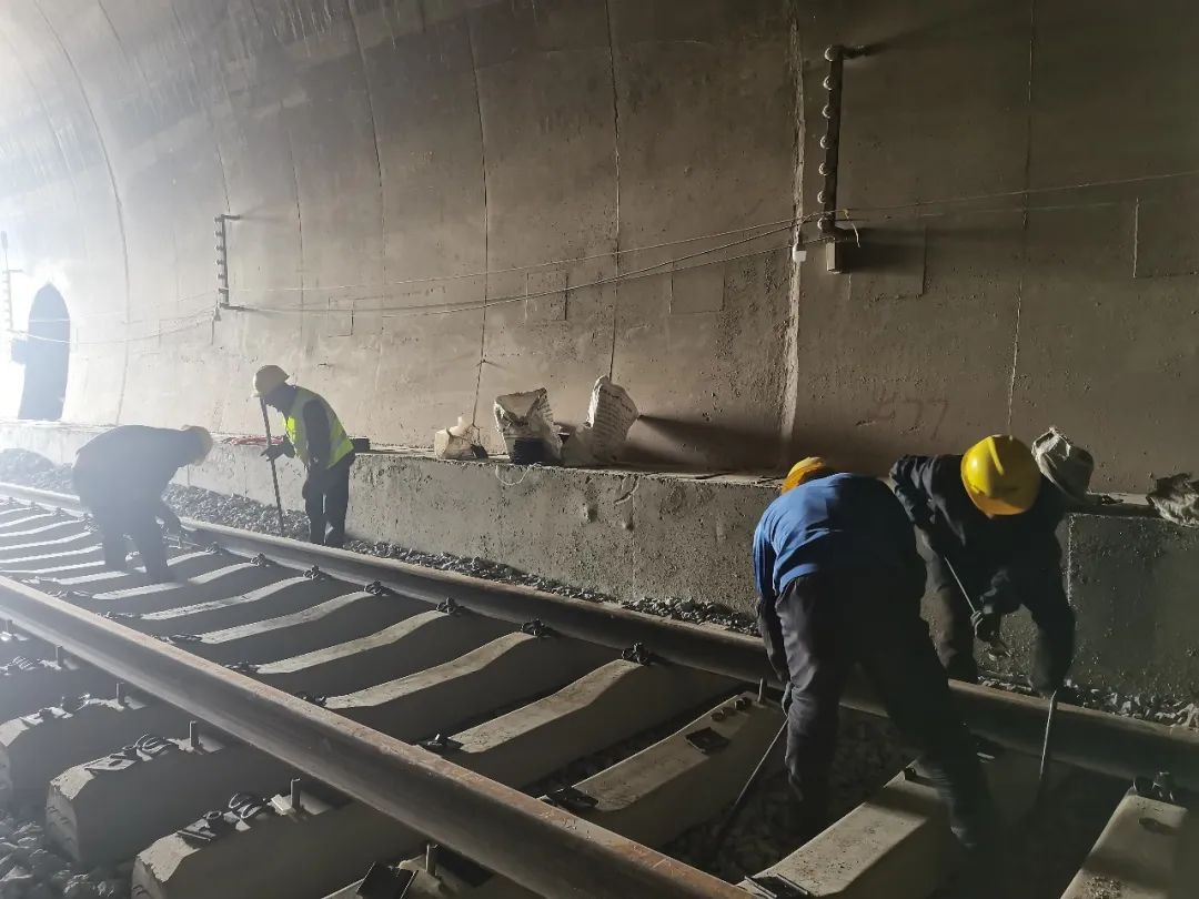 2022-06-02-【喜迎二十大 奋进新征程】祥云财产工业园区铁路专用线正线铺轨靠近尾声.jpg