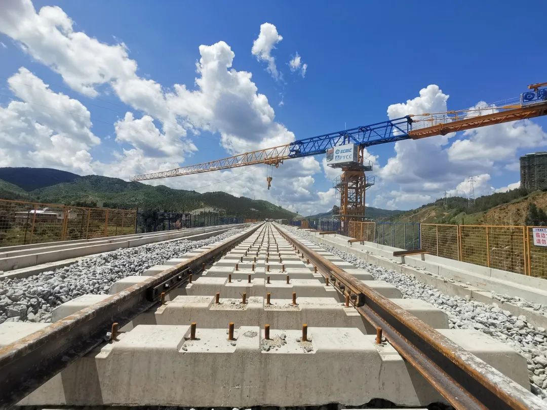 祥云财产铁路专用线正线铺轨完成!2.jpg
