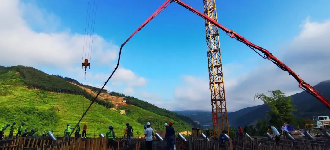 2022-11-17-景洪市神秘谷澜沧江特大桥江北6号塔边跨现浇段主梁混凝土第一次浇筑顺遂完成.jpg