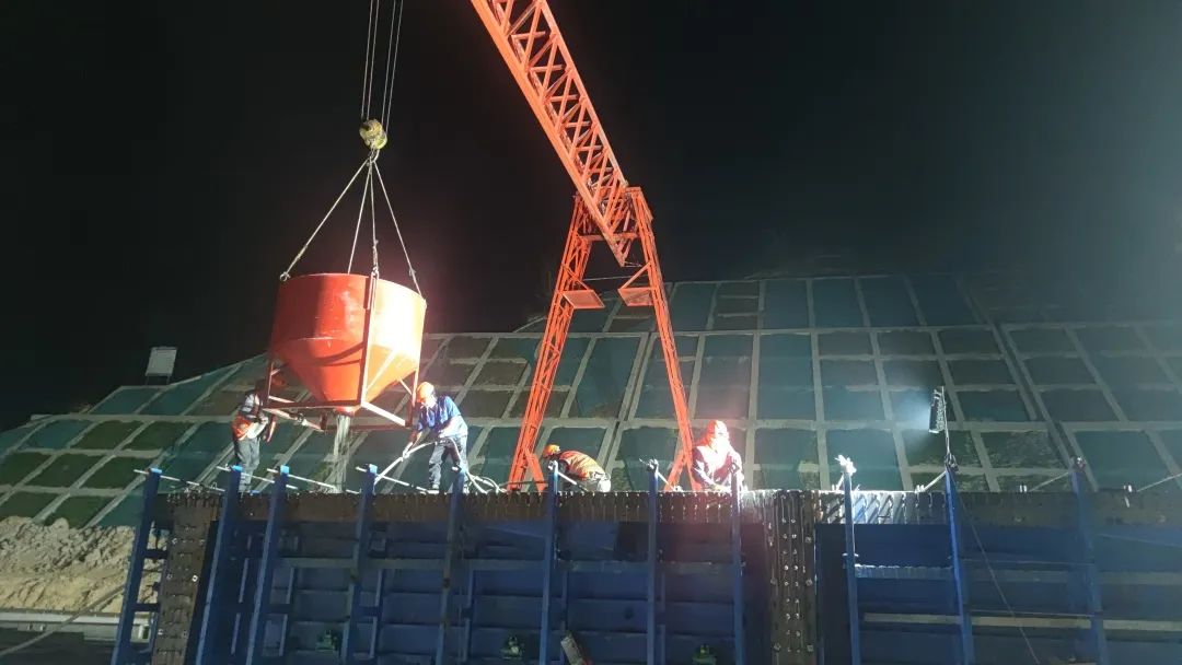 2023-3-2-那兴项目首片40米T梁顺遂浇筑 金光祥到现场指导.jpg