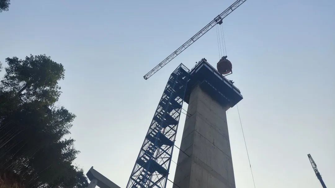 2023-3-27-那兴项目空心墩顺遂封顶.jpg